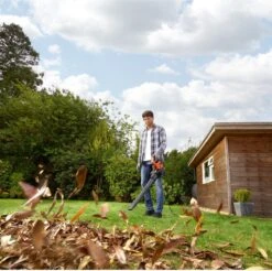 Black & Decker BLACK+DECKER BEBLV300SB-QS Bladblazer - 404 Km/u - 3000W - Zuig-/blaasfunctie - Gesnoerd 18 Black & Decker BLACK+DECKER BEBLV300SB-QS Bladblazer - 404 Km/u - 3000W - Zuig-/blaasfunctie - Gesnoerd -Tuin En Buiten 1200x1195 2