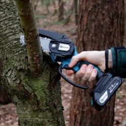 NovarGarden® Mini Kettingzaag NG1 - Met 2x Accu - Takkenzaag - Snoeizaag - Electrisch - Handzaag - Boomzaag - 21V -Tuin En Buiten 1200x1200 367