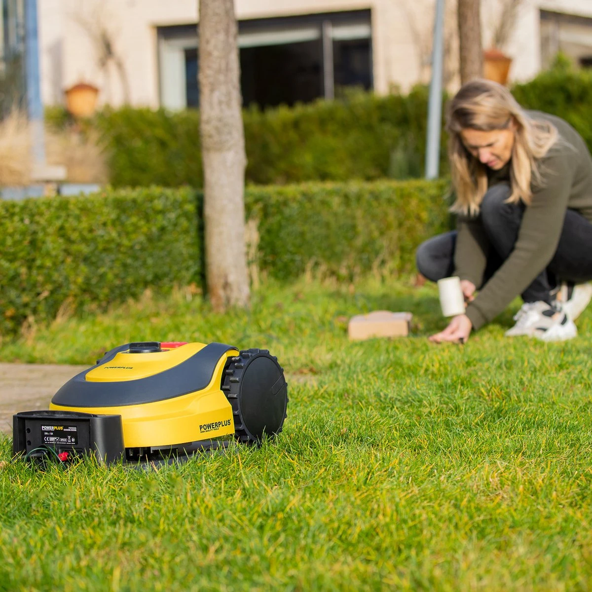 Powerplus POWXG6305 Robotmaaier - 18V - Voor Gazons Tot Ca. 500m² - Maaibreedte 180mm - Incl. Laadstation En Accessoires 7 Powerplus POWXG6305 Robotmaaier - 18V - Voor Gazons Tot Ca. 500m² - Maaibreedte 180mm - Incl. Laadstation En Accessoires - Afbeelding 7