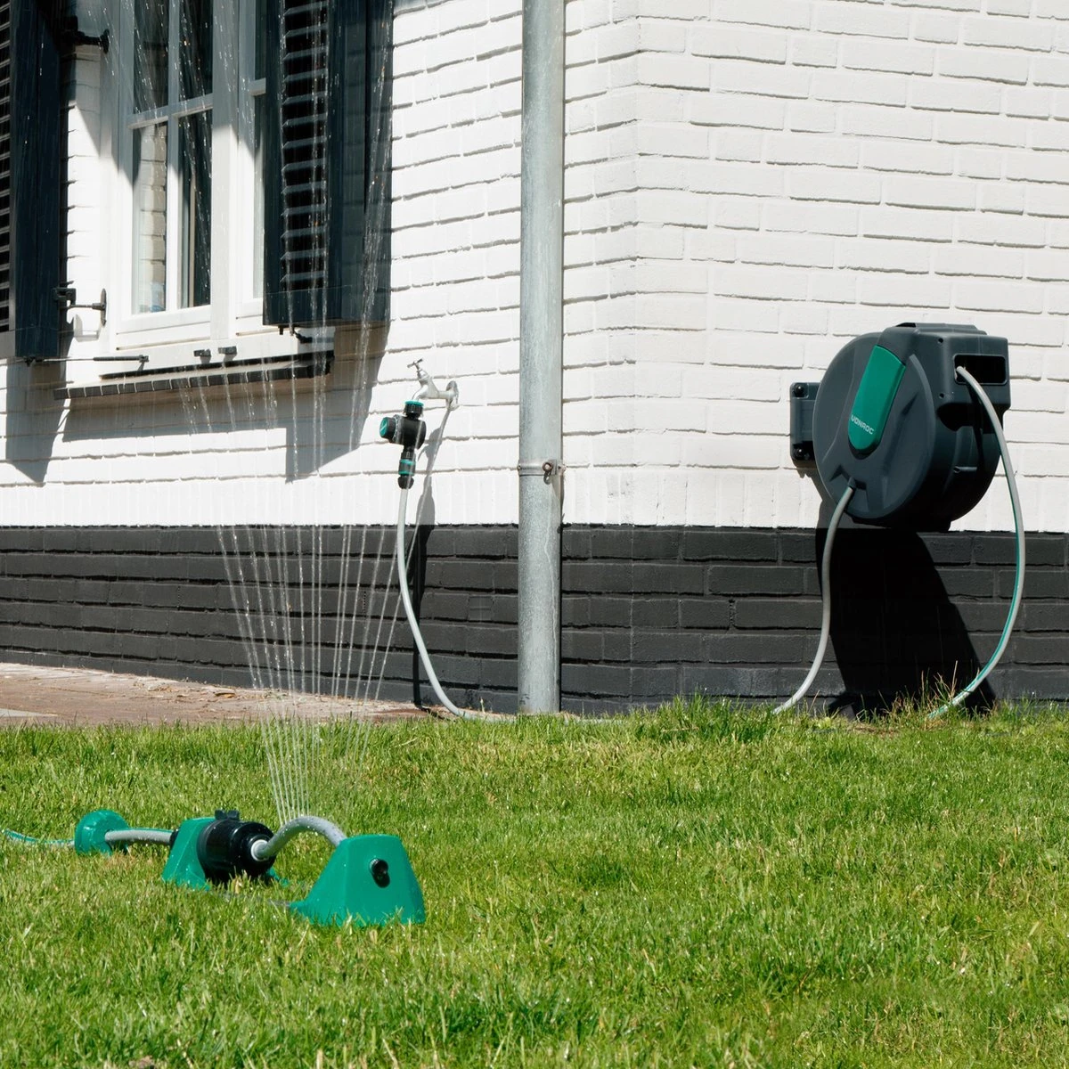 VONROC Automatische Slanghaspel – Incl. 25m Tuinslang, Aansluitslang, Spuitstuk, Koppelingen & Kraanaansluiting 5 VONROC Automatische Slanghaspel – Incl. 25m Tuinslang, Aansluitslang, Spuitstuk, Koppelingen & Kraanaansluiting - Afbeelding 5