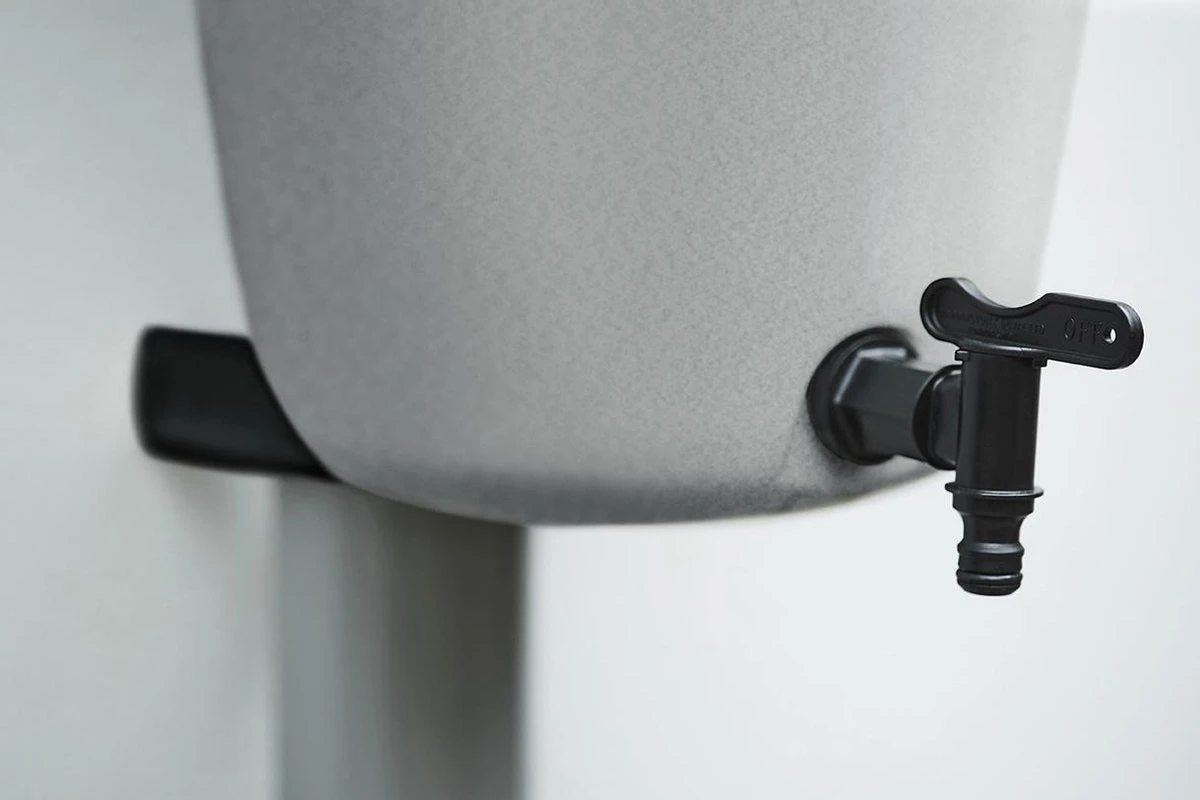 Elho Green Basics Rain Catcher 33 - Regenton Voor Balkonbuiten - Ø 33.5 X H 73.5 Cm - Grijs/Living Concrete 7 Elho Green Basics Rain Catcher 33 - Regenton Voor Balkonbuiten - Ø 33.5 X H 73.5 Cm - Grijs/Living Concrete - Afbeelding 7