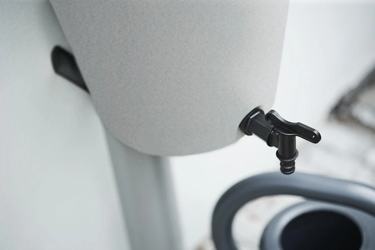 Elho Green Basics Rain Catcher 33 - Regenton Voor Balkonbuiten - Ø 33.5 X H 73.5 Cm - Grijs/Living Concrete 9 Elho Green Basics Rain Catcher 33 - Regenton Voor Balkonbuiten - Ø 33.5 X H 73.5 Cm - Grijs/Living Concrete - Afbeelding 9