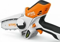 Stihl Accu Mini Kettingzaag SET - Snoeischaar - Snoeizaag - Hand Kettingzaag - Professioneel- Hovenier- Tuinman 8 Stihl Accu Mini Kettingzaag SET - Snoeischaar - Snoeizaag - Hand Kettingzaag - Professioneel- Hovenier- Tuinman -Tuin En Buiten 1200x847 3